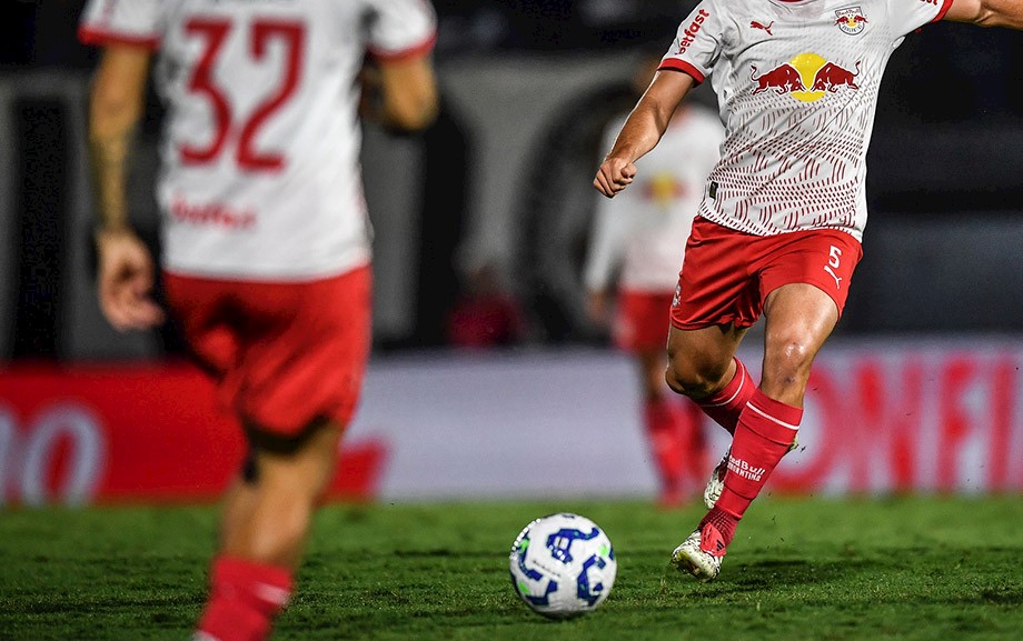 O que é um meia atacante no futebol?
