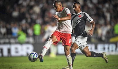 Domínio de bola: com o peito, coxa e pé para controle e condução