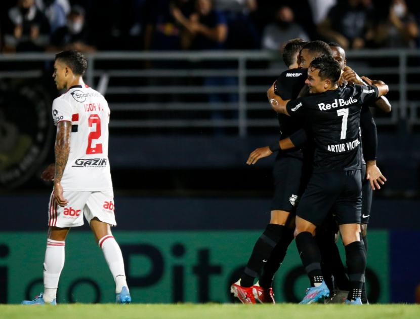 Vitória em jogo de sete gols