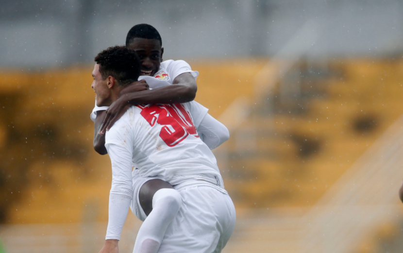 Manhã de goleadas na base