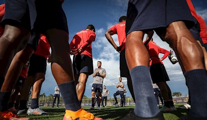 Equipamentos básicos para jogar futebol de campo