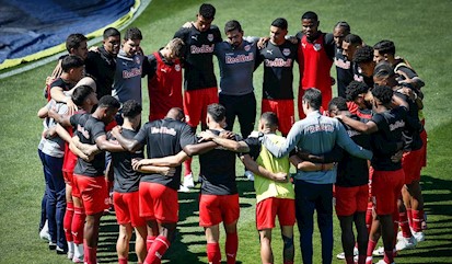 Como é feito o sorteio do lado do campo e da saída de jogo? O ritual da moeda e a escolha dos capitães.