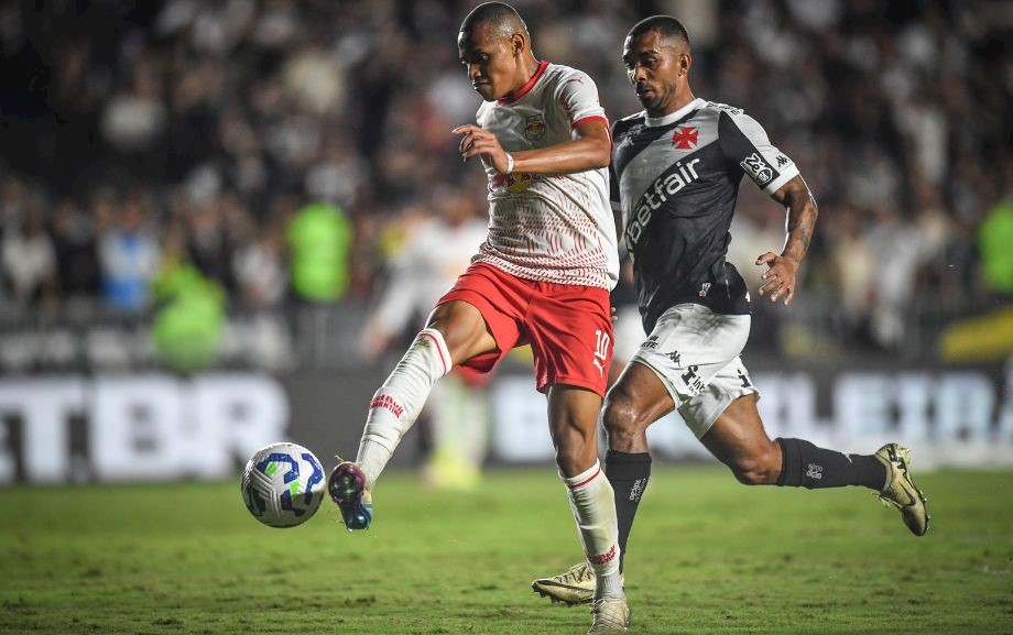 Domínio de bola: com o peito, coxa e pé para controle e condução