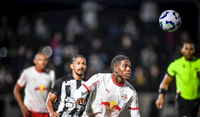 Qual é a função do quarto árbitro?