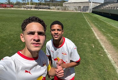 Mais três pontos e liderança