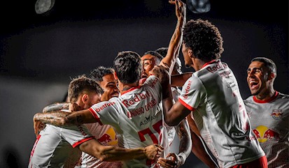 Como o meio-campo pode controlar o ritmo do jogo através da posse de bola?