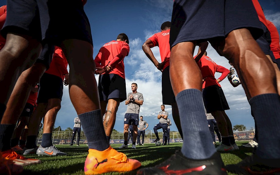 Equipamentos básicos para jogar futebol de campo