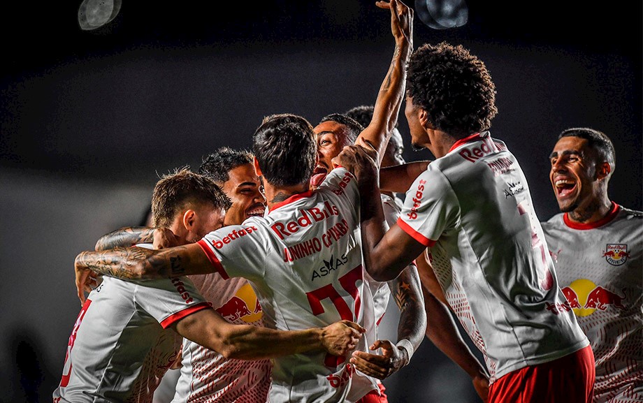 Como o meio-campo pode controlar o ritmo do jogo através da posse de bola?