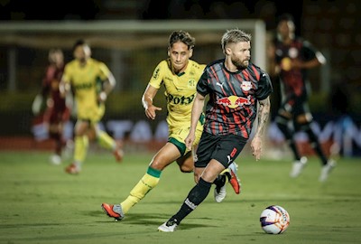 Empate fora e liderança mantida