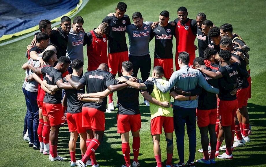 Como é feito o sorteio do lado do campo e da saída de jogo? O ritual da moeda e a escolha dos capitães.