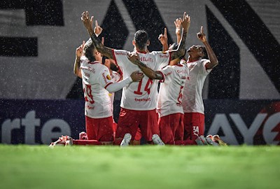 Vitória e salto na tabela