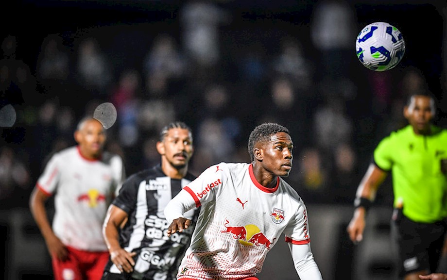 Qual é a função do quarto árbitro?