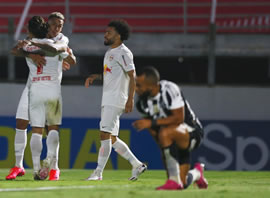 Elenco ressalta atuação após vitória em casa